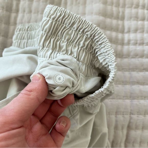 Lululemon Athletica Women's 6 Speed Shorts. - Picture 8 of 8